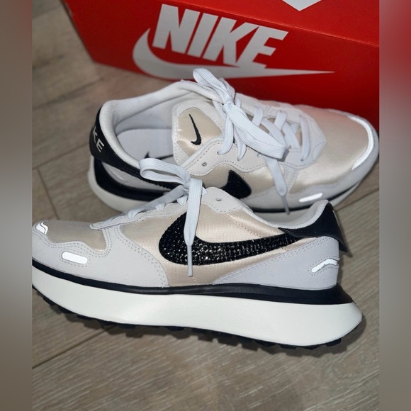 Brand new WOMANS NIKES Size 7 - Picture 2 of 4